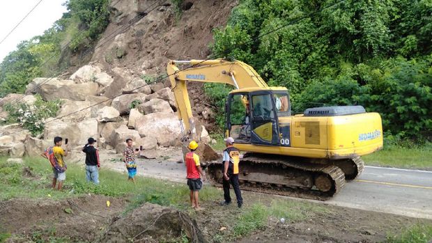 Jalur Majene-Mamuju di di Desa Onang Utara, Kecamatan Tubo Sendana terputus akibat longsor (dok. Istimewa).