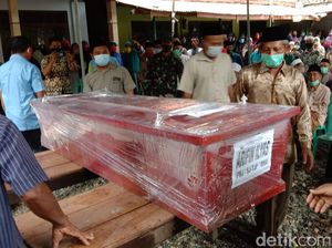 Isak Tangis Sambut Kedatangan Jenazah Arifin Korban Sriwijaya Air SJ182