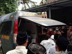Isak Tangis Keluarga Sambut Jenazah Arifin Korban Sriwijaya Air