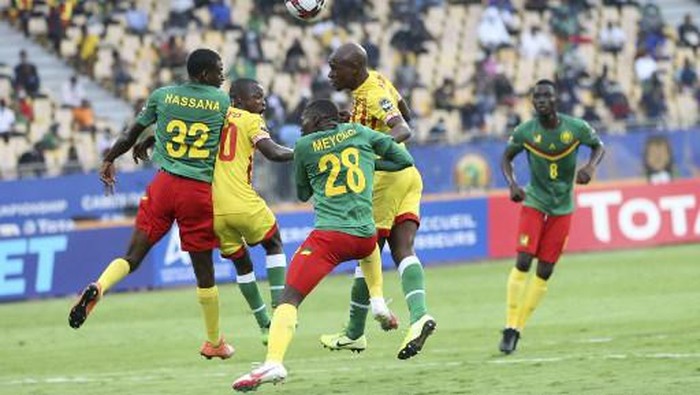 Cameroons Alfred Meyong (C) vies for the ball with Zimbabwes Ronald Chitiyo (2nd L) during the opening match of the African Nations Championships (CHAN) football match between Cameroon and Zimbabwe at Stade Ahmadou Ahidjo in Yaounde, Cameroon, on January 16, 2021. (Photo by - / AFP)