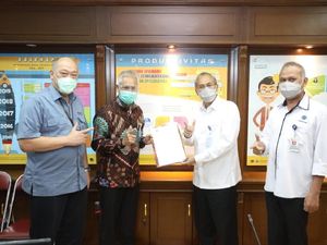 Kemnaker Serahkan SKKK Keahlian Biopharmaceutical ke PT Bio Farma