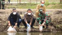 Menteri Sakti Wahyu Trenggono Tebar Benih Ikan di Yogyakarta