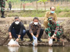 Menteri Sakti Wahyu Trenggono Tebar Benih Ikan di Yogyakarta