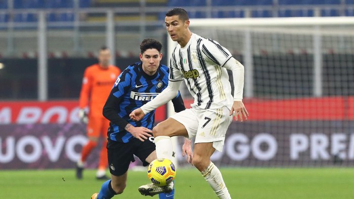 MILAN, ITALY - JANUARY 17: Cristiano Ronaldo of Juventus looks to break past Alessandro Bastoni of Inter Milan  during the Serie A match between FC Internazionale and Juventus at Stadio Giuseppe Meazza on January 17, 2021 in Milan, Italy. Sporting stadiums around Italy remain under strict restrictions due to the Coronavirus Pandemic as Government social distancing laws prohibit fans inside venues resulting in games being played behind closed doors. (Photo by Marco Luzzani/Getty Images)