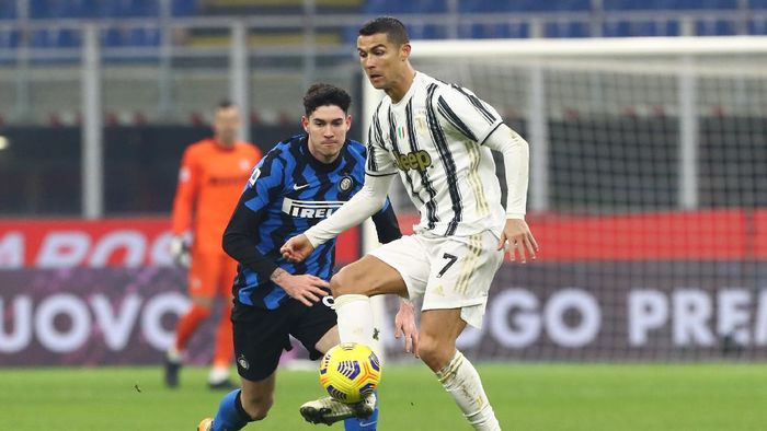 Liga Italia MILAN, ITALY - JANUARY 17: Cristiano Ronaldo of Juventus looks to break past Alessandro Bastoni of Inter Milan during the Serie A match between FC Internazionale and Juventus at Stadio Giuseppe Meazza on January 17, 2021 in Milan, Italy. Sporting stadiums around Italy remain under strict restrictions due to the Coronavirus Pandemic as Government social distancing laws prohibit fans inside venues resulting in games being played behind closed doors. (Photo by Marco Luzzani/Getty Images)