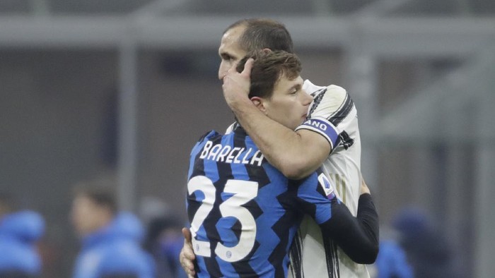 Inter Milans Nicolo Barella (23) embraces Juventus Giorgio Chiellini at the end of a Serie A soccer match between Inter Milan and Juventus at the San Siro stadium in Milan, Italy, Sunday, Jan. 17, 2021. (AP Photo/Luca Bruno)
