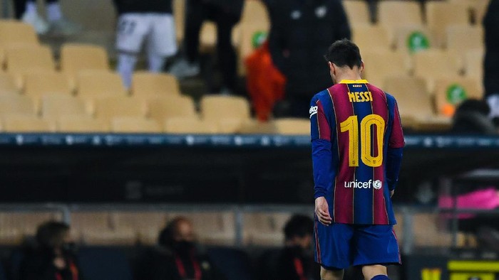 SEVILLE, SPAIN - JANUARY 17: Lionel Messi of Barcelona walks off the field after being shown a red card during the Supercopa de Espana Final match between FC Barcelona and Athletic Club at Estadio de La Cartuja on January 17, 2021 in Seville, Spain. Sporting stadiums around Spain remain under strict restrictions due to the Coronavirus Pandemic as Government social distancing laws prohibit fans inside venues resulting in games being played behind closed doors.  (Photo by David Ramos/Getty Images)