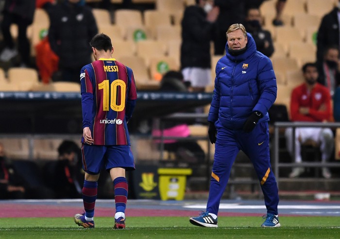 SEVILLE, SPAIN - JANUARY 17: Ronald Koeman, Manager of Barcelona reacts as Lionel Messi of Barcelona walks off the field after being shown a red card during the Supercopa de Espana Final match between FC Barcelona and Athletic Club at Estadio de La Cartuja on January 17, 2021 in Seville, Spain. Sporting stadiums around Spain remain under strict restrictions due to the Coronavirus Pandemic as Government social distancing laws prohibit fans inside venues resulting in games being played behind closed doors. (Photo by David Ramos/Getty Images)