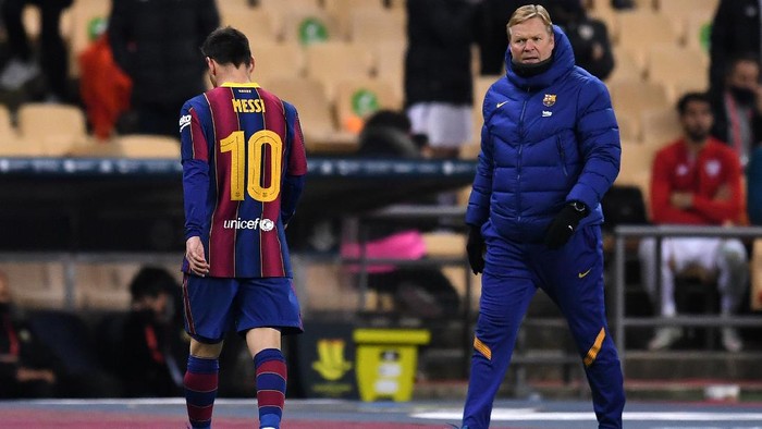 SEVILLE, SPAIN - JANUARY 17: Ronald Koeman, Manager of Barcelona reacts as Lionel Messi of Barcelona walks off the field after being shown a red card during the Supercopa de Espana Final match between FC Barcelona and Athletic Club at Estadio de La Cartuja on January 17, 2021 in Seville, Spain. Sporting stadiums around Spain remain under strict restrictions due to the Coronavirus Pandemic as Government social distancing laws prohibit fans inside venues resulting in games being played behind closed doors. (Photo by David Ramos/Getty Images)