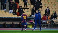 Messi pun berjalan dengan tertunduk lesu keluar lapangan (Getty Images)