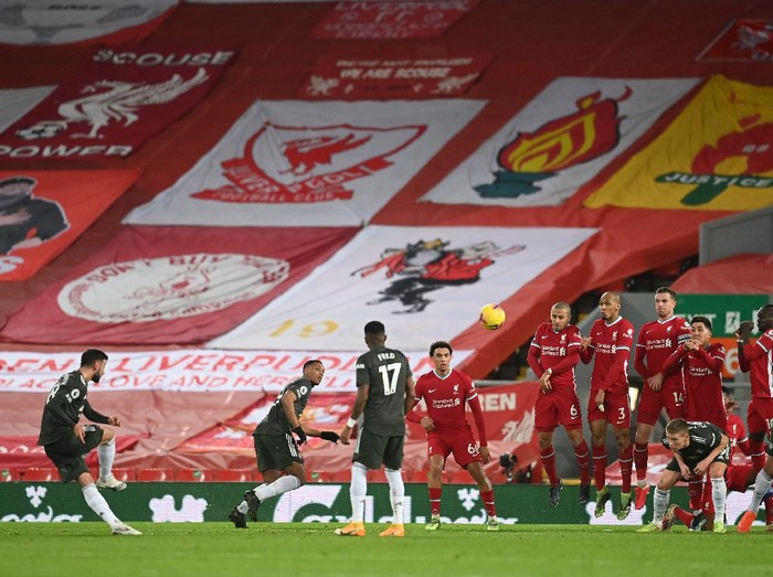 LIVERPOOL, ENGLAND - JANUARY 17: Bruno Fernandes of Manchester United has a shot from a free kick during the Premier League match between Liverpool and Manchester United at Anfield on January 17, 2021 in Liverpool, England. Sporting stadiums around England remain under strict restrictions due to the Coronavirus Pandemic as Government social distancing laws prohibit fans inside venues resulting in games being played behind closed doors. (Photo by Michael Regan/Getty Images)