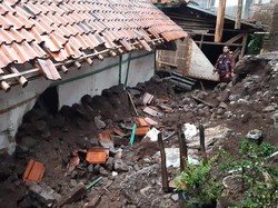 Longsor, Dua Rumah di Tasikmalaya Rusak