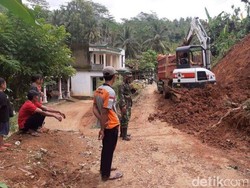 Sempat Tertimbun Longsor, Jalur Utama Antar Kecamatan di Trenggalek Kembali Normal