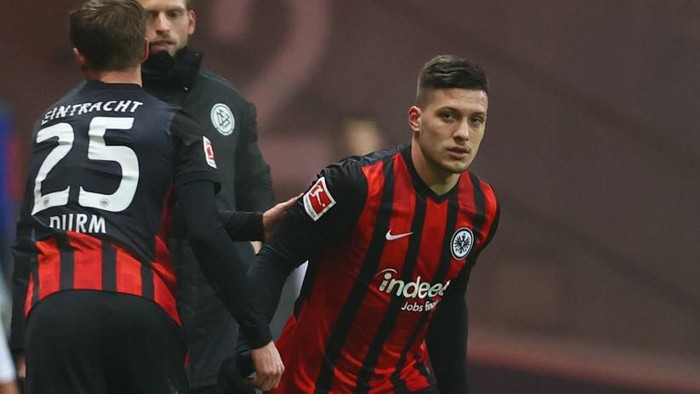 Frankfurts Serbian forward Luka Jovic exchanges Frankfurts German defender Erik Durm during the German first division Bundesliga football match between Eintracht Frankfurt and Schalke 04 in Frankfurt am Main, on January 17, 2021. (Photo by KAI PFAFFENBACH / POOL / AFP) / DFL REGULATIONS PROHIBIT ANY USE OF PHOTOGRAPHS AS IMAGE SEQUENCES AND/OR QUASI-VIDEO