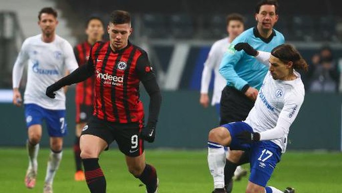 Frankfurts Serbian forward Luka Jovic (L) and Schalkes French midfielder Benjamin Stambouli vie for the ball during the German first division Bundesliga football match between Eintracht Frankfurt and Schalke 04 in Frankfurt am Main, on January 17, 2021. (Photo by KAI PFAFFENBACH / POOL / AFP) / DFL REGULATIONS PROHIBIT ANY USE OF PHOTOGRAPHS AS IMAGE SEQUENCES AND/OR QUASI-VIDEO
