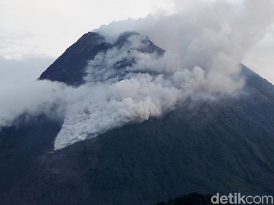 Penampakan Awan Panas yang Dimuntahkan Gunung Merapi