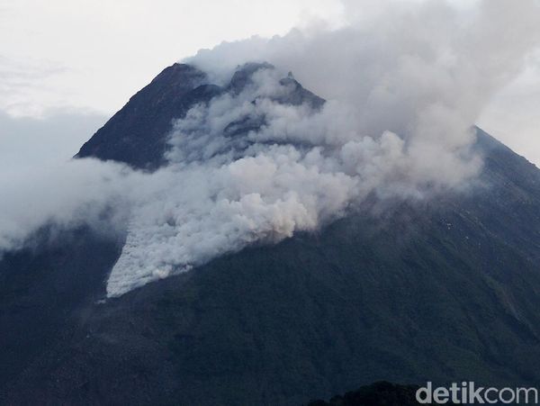 Penampakan Awan Panas yang Dimuntahkan Gunung Merapi