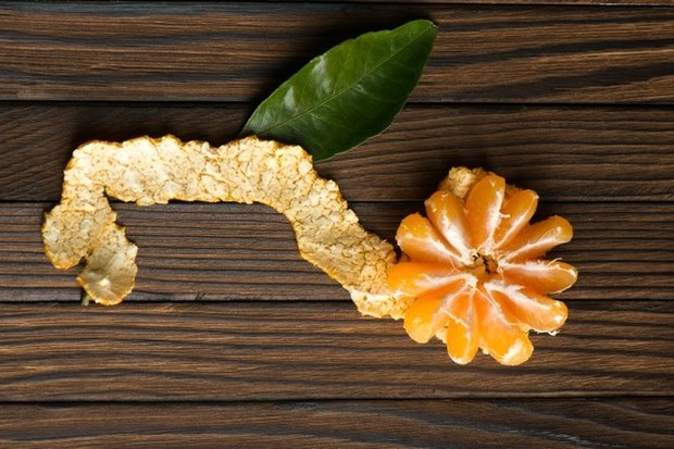 Kulit jeruk ini biasa dijadikan tambahan rasa pada minuman atau kue, tapi selain itu kulit jeruk juga bisa dijadikan manisan.