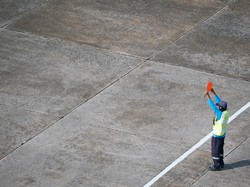 Mau Jadi Juru Parkir Pesawat? Ini Cara dan Biayanya