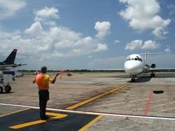Ternyata Segini Gaji Tukang Parkir Pesawat