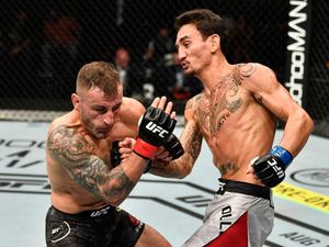 Max Holloway Menjelma Jadi Muhammad Ali