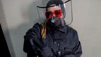 Gaya Unik Melly Goeslaw Pakai Masker & Faceshield Setelah Disemprot Dr Tirta