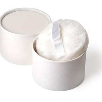 Puff yang termasuk dalam aplikator dasar untuk makeup.