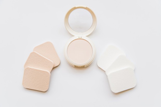 Mengenal Jenis Aplikator Makeup/sumber: freepik.com/ Spons bedak yang menjadi aplikator dasar untuk bermakeup.