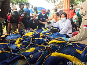 Tinjau Pengungsian Banjir di Jember, Mensos Risma Bantu 1 Ton Beras