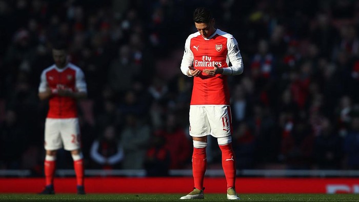 LONDON, ENGLAND - JANUARY 22: Mesut Ozil of Arsenal prays prior to the kick-off during the Premier League match between Arsenal and Burnley at the Emirates Stadium on January 22, 2017 in London, England.  (Photo by Julian Finney/Getty Images)