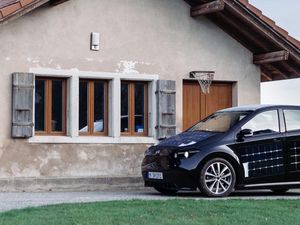 Mobil Listrik Berlapis Panel Tenaga Matahari, Mau Isi Daya Tinggal Dijemur