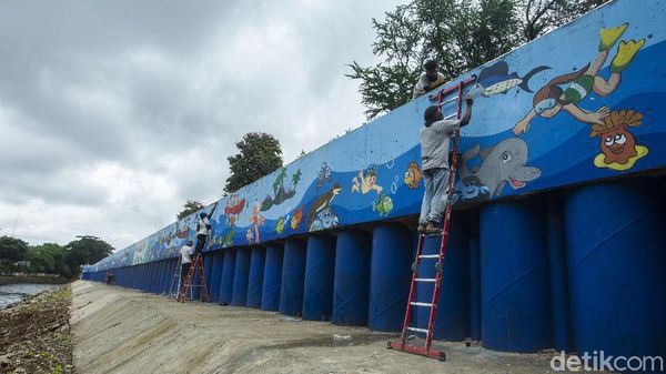 Mural Kehidupan Sungai Percantik Kali Ciliwung