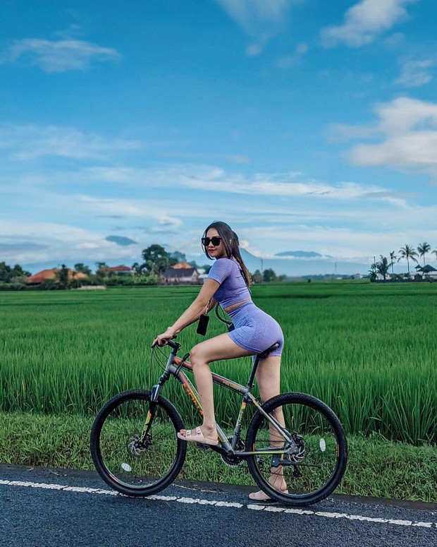 n Anya Geraldine Liburan di Alam Bebas, Tetap Sexy!