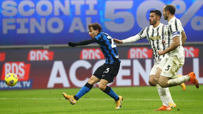 MILAN, ITALY - JANUARY 17: Nicolo Barella of Internazionale scores their sides second goal during the Serie A match between FC Internazionale and Juventus at Stadio Giuseppe Meazza on January 17, 2021 in Milan, Italy. Sporting stadiums around Italy remain under strict restrictions due to the Coronavirus Pandemic as Government social distancing laws prohibit fans inside venues resulting in games being played behind closed doors. (Photo by Marco Luzzani/Getty Images)