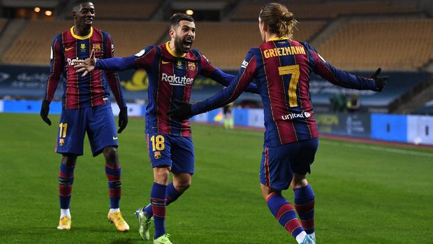 SEVILLE, SPAIN - JANUARY 17: Antoine Griezmann of Barcelona celebrates with team mates (L - R) Ousmane Dembele and Jordi Alba after scoring their side's second goal during the Supercopa de Espana Final match between FC Barcelona and Athletic Club at Estadio de La Cartuja on January 17, 2021 in Seville, Spain. Sporting stadiums around Spain remain under strict restrictions due to the Coronavirus Pandemic as Government social distancing laws prohibit fans inside venues resulting in games being played behind closed doors. (Photo by David Ramos/Getty Images)
