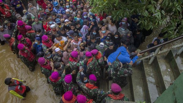 Korban Banjir Kalsel Antre Dapat Paket Bantuan dari Jokowi