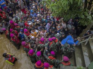 Korban Banjir Kalsel Antre Dapat Paket Bantuan dari Jokowi Korban Banjir Kalsel Antre Dapat Paket Bantuan dari Jokowi