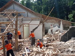 Tanah Gerak Masih Terjadi di Brebes, Rumah Rusak Bertambah Jadi 28 Tanah Gerak Masih Terjadi di Brebes, Rumah Rusak Bertambah Jadi 28