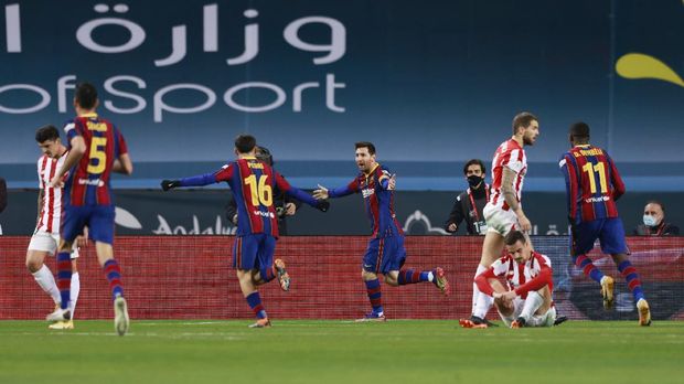 Soccer Football - Spanish Super Cup Final - FC Barcelona v Athletic Bilbao - Estadio La Cartuja de Sevilla, Seville, Spain - January 17, 2021 Barcelona's Lionel Messi celebrates Antoine Griezmann scoring their first goal REUTERS/Marcelo Del Pozo