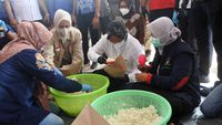 Potret Mensos Kunjungi Posko Banjir Jember