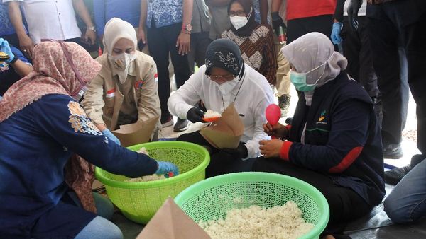 Potret Mensos Kunjungi Posko Banjir Jember