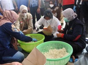 Potret Mensos Kunjungi Posko Banjir Jember