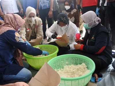 Potret Mensos Kunjungi Posko Banjir Jember