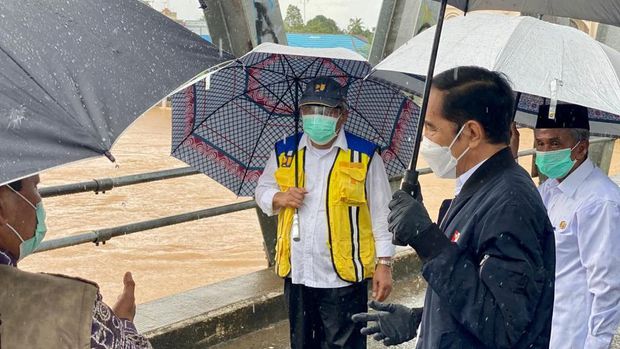 Presiden Jokowi meninjau Sungai Martapura di Banjar pasca insiden banjir di Kalsel.