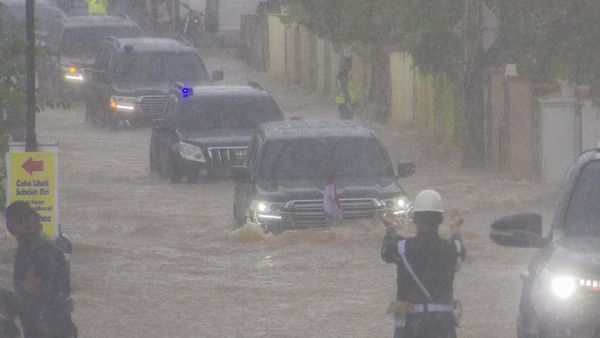 Mobil Jokowi Terobos Banjir Kalsel