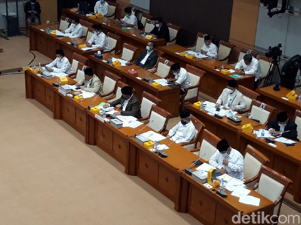 Menag Yaqut Jelaskan Proses Sertifikasi Halal Vaksin COVID-19 Sinovac Menag Yaqut Jelaskan Proses Sertifikasi Halal Vaksin COVID-19 Sinovac