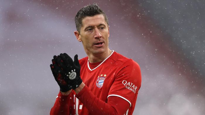 Robert Lewandowski MUNICH, GERMANY - JANUARY 17: Robert Lewandowski of FC Bayern Muenchen reacts to a decision during the Bundesliga match between FC Bayern Muenchen and Sport-Club Freiburg at Allianz Arena on January 17, 2021 in Munich, Germany. Sporting stadiums around Germany remain under strict restrictions due to the Coronavirus Pandemic as Government social distancing laws prohibit fans inside venues resulting in games being played behind closed doors. (Photo by Alexander Hassenstein/Getty Images)