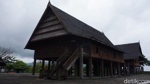 Penampakan Rumah Adat Mamuju yang Rusak Akibat Gempa Sulbar M 6,2