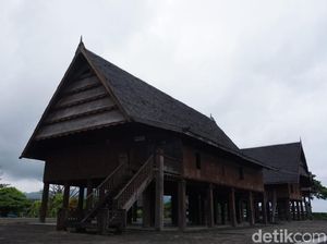 Penampakan Rumah Adat Mamuju yang Rusak Akibat Gempa Sulbar M 6,2