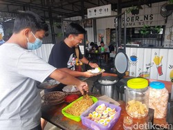 Rumah Makan di Mamuju Sediakan Makanan Gratis untuk Relawan Gempa Sulbar